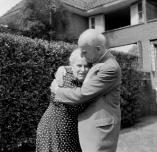 Een man en een vrouw, waarschijnlijk de moeder van Van de Poll, met zijn oom Rie, Bestanddeelnr 191-1108