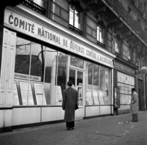 Een man leest de teksten in de etalage van het nationaal comité tegen het alcoho, Bestanddeelnr 254-0046