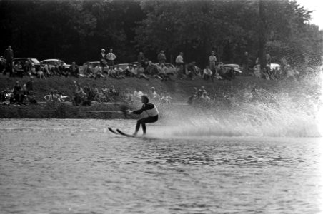 Een waterskiër in actie, Bestanddeelnr 922-6470