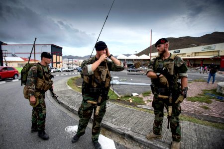 Een marinierspatrouille op Sint Maarten