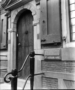 Een wandeling door Amsterdam die een serie enkele specifiek Amsterdamse merkwa, Bestanddeelnr 900-9205