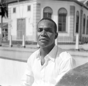 Een man met de naam Marius voor de Hervormde Kerk op het Kerkplein in Paramaribo, Bestanddeelnr 252-7014