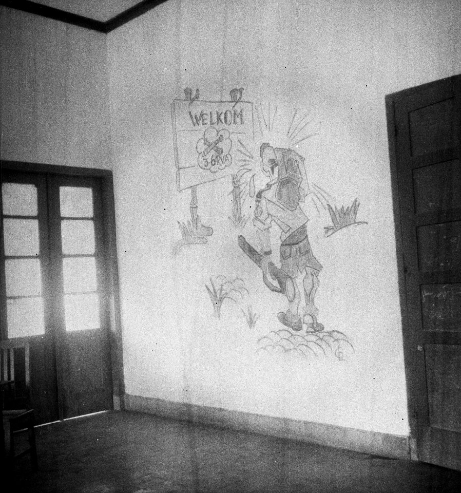 Een wandtekening voorstellende een soldaat met geweer en plunjezak die een bord, Bestanddeelnr 15427