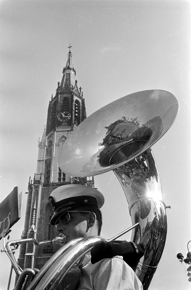 Een marinier met tuba tijdens de repetitie. Op de achtergrond de toren van de Ni, Bestanddeelnr 921-6263