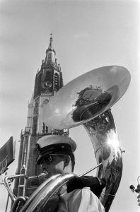 Een marinier met tuba tijdens de repetitie. Op de achtergrond de toren van de Ni, Bestanddeelnr 921-6263