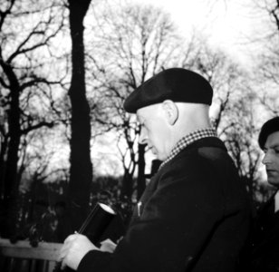 Een man kijkt naar het resultaat van de geluidsmeting, Bestanddeelnr 254-0067