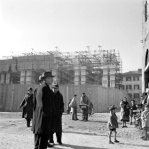 Een man met de naam Hans kijkt naar een slooppand in Vaticaanstad met op de acht, Bestanddeelnr 191-1217 photo