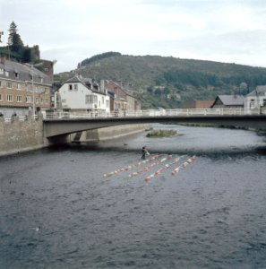 Een man legt rijen ballonnen in een rivier, Bestanddeelnr 255-9948