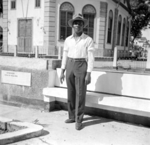 Een man met de naam Marius voor de Hervormde Kerk op het Kerkplein in Paramaribo, Bestanddeelnr 252-7013