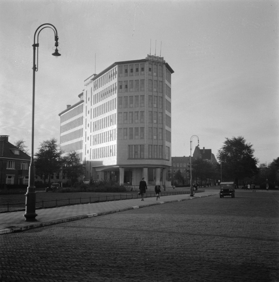 Een wandeling door Amsterdam die een serie enkele specifiek Amsterdamse merkwa, Bestanddeelnr 900-9280