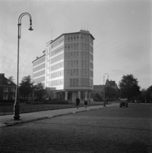 Een wandeling door Amsterdam die een serie enkele specifiek Amsterdamse merkwa, Bestanddeelnr 900-9280
