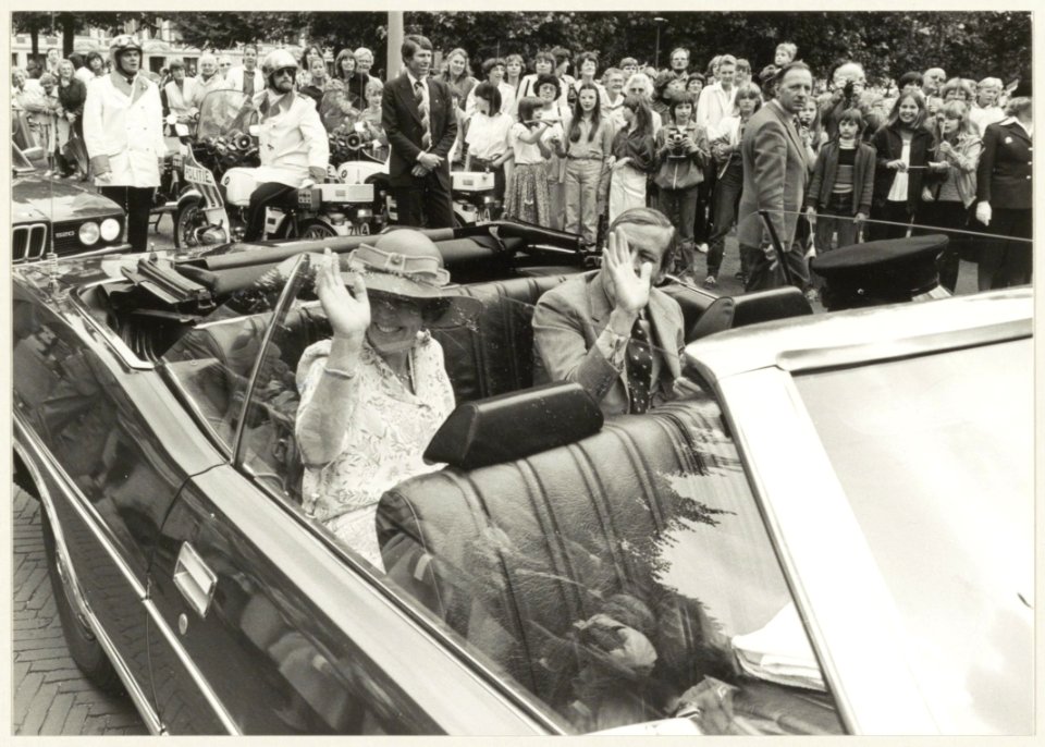 Eerste bezoek van Koningin Beatrix (na haar ambtsaanvaarding) aan Haarlem. Rechts Prins Claus. Foto aankomst bij het Provinciehuis op de Dreef, NL-HlmNHA 54011413