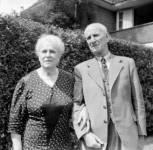 Een man en een vrouw, waarschijnlijk de moeder van Van de Poll, met zijn oom Rie, Bestanddeelnr 191-1107