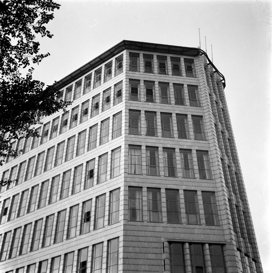 Een wandeling door Amsterdam die een serie enkele specifiek Amsterdamse merkwa, Bestanddeelnr 900-9281