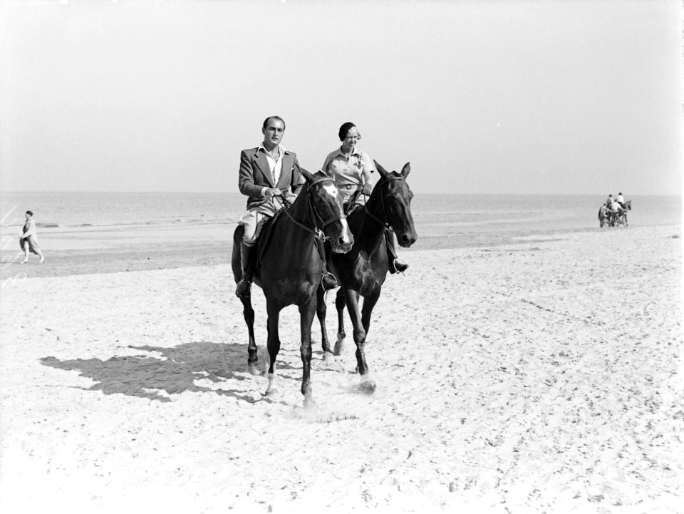 Een man (Farrar) en een vrouw (Yvonne) te paard aan het Scheveningse strand, Bestanddeelnr 189-0861