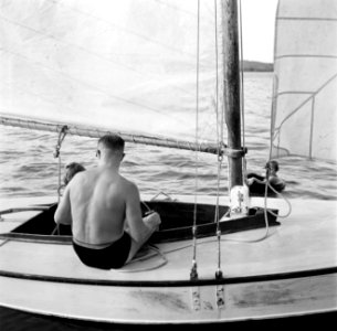 Een man en een jongen op een zeilboot, Bestanddeelnr 252-3162