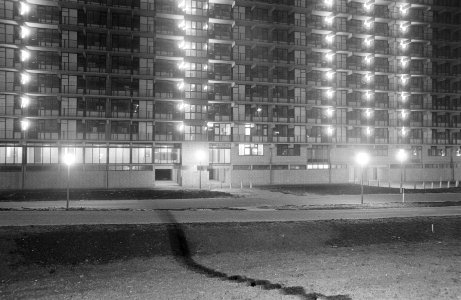 Eerste bewoners in Bijlmermeer flatgebouw des avonds, Bestanddeelnr 921-8925