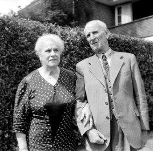 Een man en een vrouw, waarschijnlijk de moeder van Van de Poll, met zijn oom Rie, Bestanddeelnr 191-1109