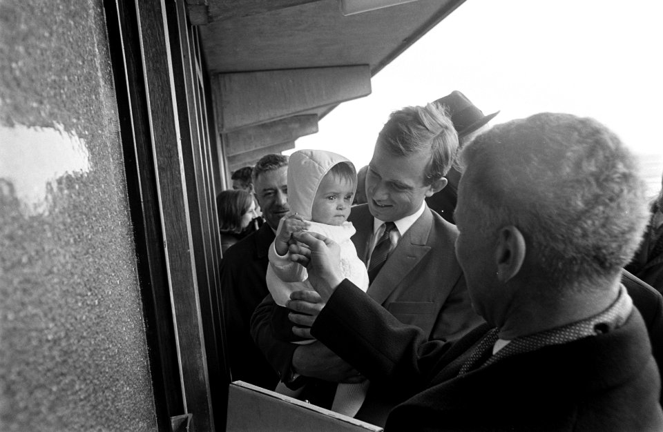 Eerste bewoners Molenwijk te Amsterdam. Wethouder Elsenburg, dhr. Uffen en zijn , Bestanddeelnr 921-2112