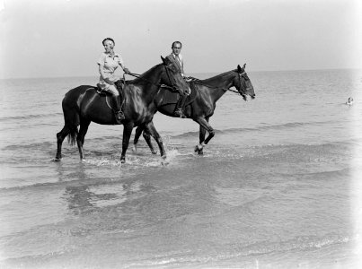 Een man (Farrar) en een vrouw (Yvonne) te paard op het strand van Scheveningen, Bestanddeelnr 189-0716