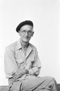 Een man in uniform poseert. Hij draagt een bril en een donkere baret, Bestanddeelnr 203-5-2