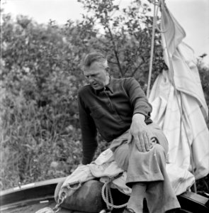 Een man op een zeilboot bij Grouw, Bestanddeelnr 254-5351