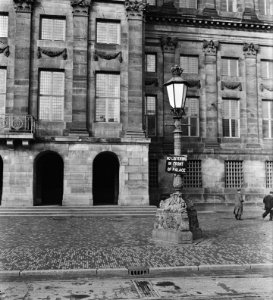 Een wandeling door Amsterdam die een serie enkele specifiek Amsterdamse merkwa, Bestanddeelnr 900-9201