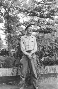 Een man in uniform poseert Hij draagt een bril en een donkere baret, Bestanddeelnr 203-5-4