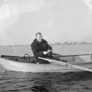 Een man op zijn roeiboot tijdens het vissen, Bestanddeelnr 918-4469