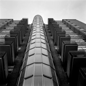 Een wandeling door Amsterdam die een serie enkele specifiek Amsterdamse merkwa, Bestanddeelnr 900-9292