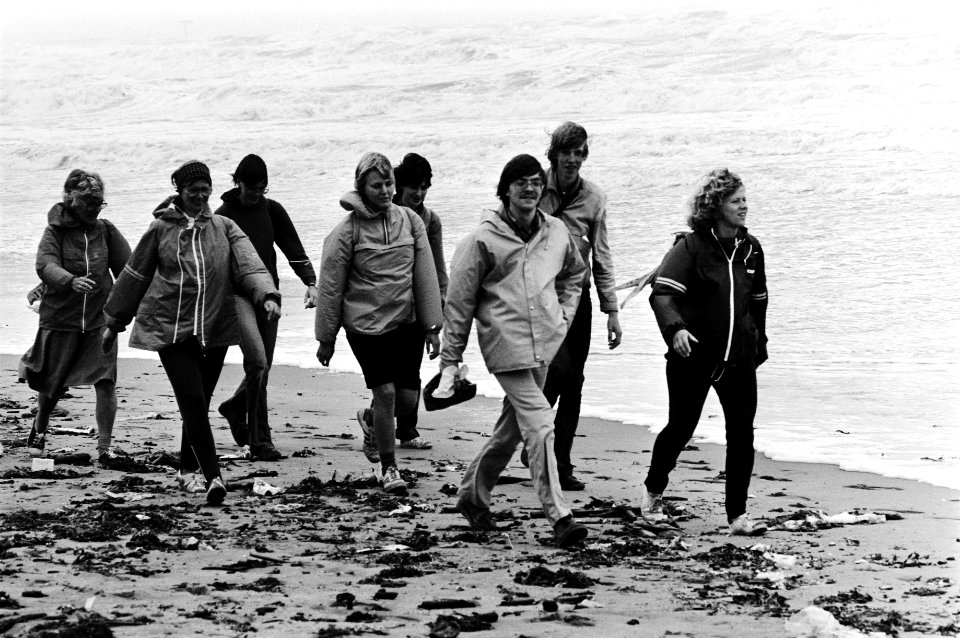 Eerste dag deelnemers aan de strandzesdaagse vanaf Hoek van Holland onderweg, Bestanddeelnr 930-9350