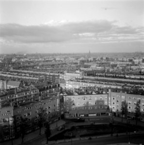 Een wandeling door Amsterdam die een serie enkele specifiek Amsterdamse merkwa, Bestanddeelnr 900-9290