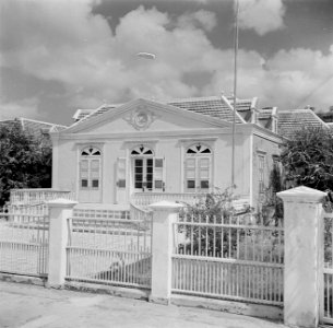 Een woonhuis in de wijk Scharloo in Willemstad op Curaçao, Bestanddeelnr 252-7121