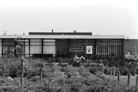 Eerste dag gijzeling school Bovensmilde Zuidmolukse vrouw gaat met voedsel naar, Bestanddeelnr 929-1917