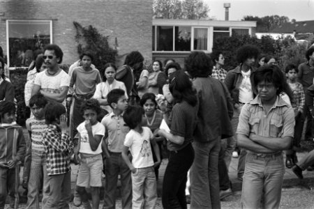 Eerste dag gijzeling school Bovensmilde groep Zuidmolukkers volgt het gebeuren, Bestanddeelnr 929-1923