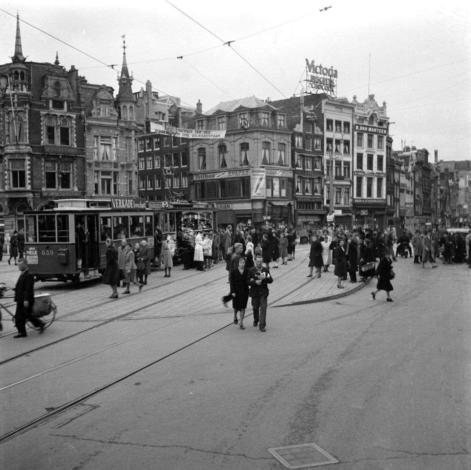 Een wandeling door Amsterdam die een serie enkele specifiek Amsterdamse merkwa, Bestanddeelnr 900-9279
