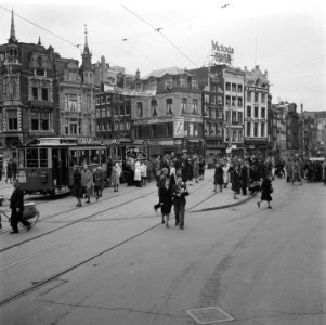 Een wandeling door Amsterdam die een serie enkele specifiek Amsterdamse merkwa, Bestanddeelnr 900-9279