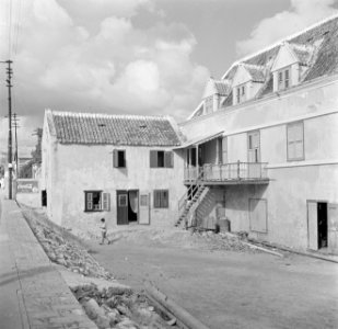 Een woonhuis in de wijk Scharloo in Willemstad op Curaçao, Bestanddeelnr 252-7118