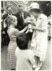 Eerste bezoek van Koningin Beatrix (na haar ambtsaanvaarding) aan Haarlem. Midden Commissaris van de Koningin, drs. R. J. de Wit, NL-HlmNHA 54011417