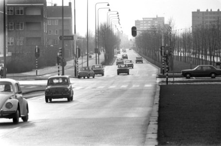 Een weg met passerende auto's, Bestanddeelnr 926-9352