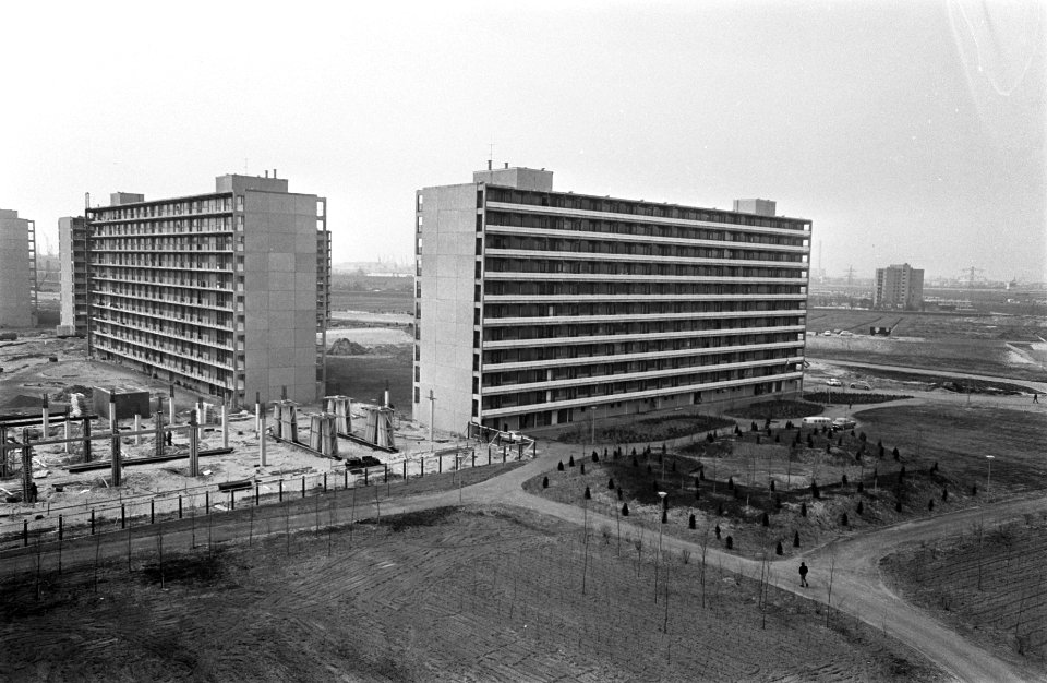 Eerste bewoners Molenwijk te Amsterdam. Rechts de flat die nu bewoond wordt, lin, Bestanddeelnr 921-2114