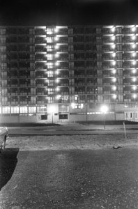Eerste bewoners in Bijlmermeer flatgebouw des avonds, Bestanddeelnr 921-8924