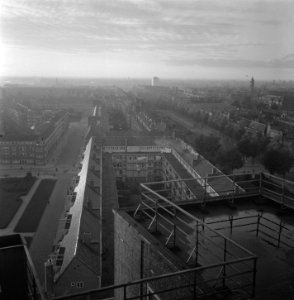 Een wandeling door Amsterdam die een serie enkele specifiek Amsterdamse merkwa, Bestanddeelnr 900-9284