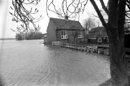 Een woning is omringd door water, Bestanddeelnr 929-1348