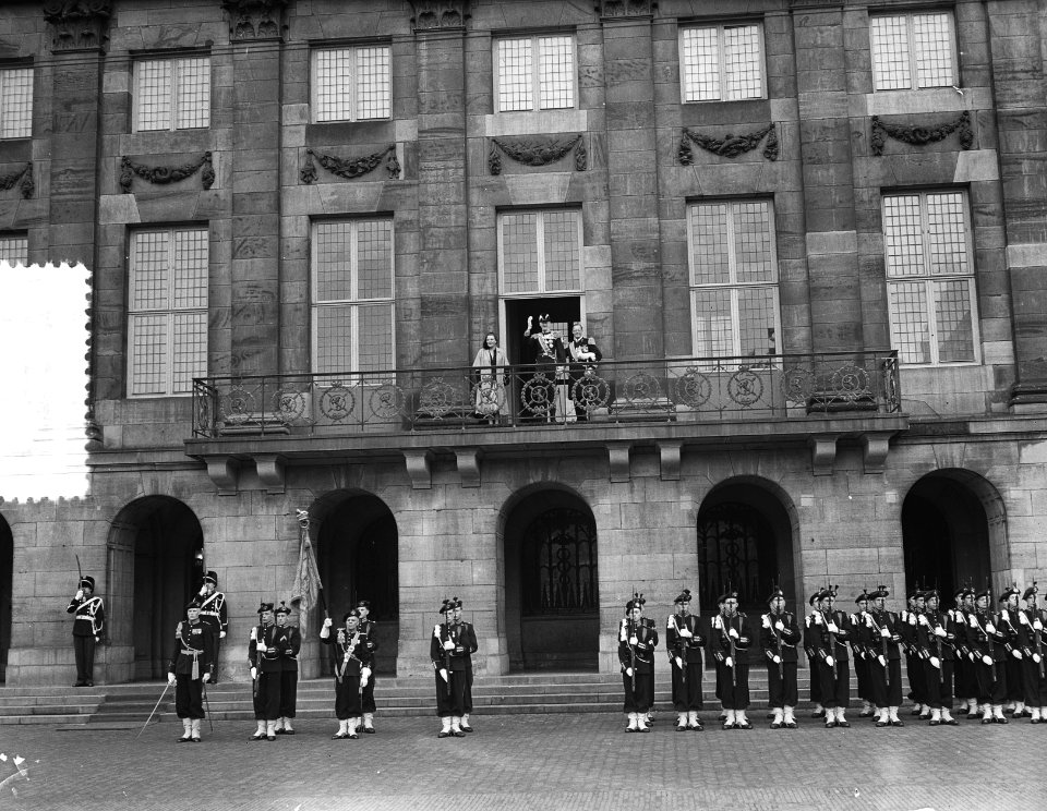 Eerste dag bezoek Noorse Koning , begroeting van balkon, Bestanddeelnr 906-6601