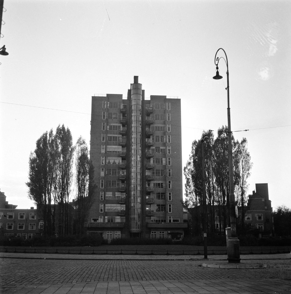 Een wandeling door Amsterdam die een serie enkele specifiek Amsterdamse merkwa, Bestanddeelnr 900-9285
