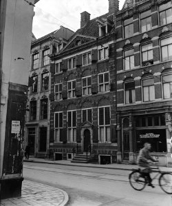 Een wandeling door Amsterdam die een serie enkele specifiek Amsterdamse merkwa, Bestanddeelnr 900-9209