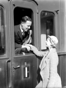 Een man met model Eva Waldschmidt in de deur van een treincoupé, Bestanddeelnr 189-1268