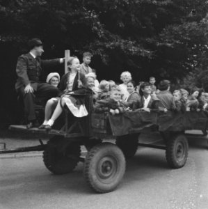 Eerste Bosdag, met de boswachter rondrit door het bos, Bestanddeelnr 918-0384