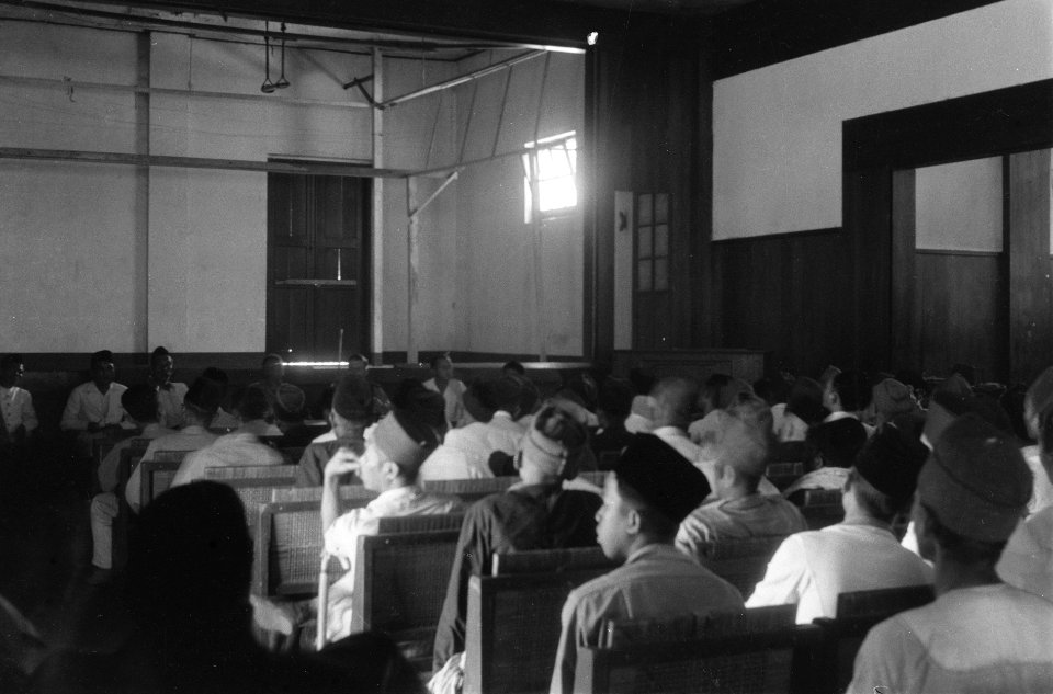 Een zaal gevuld met Indonesische mannen, waarvan velen een peci dragen, Bestanddeelnr 3351